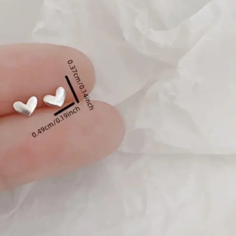 NEW Tiny Heart stud Earrings in Silver color - Minimalist - Boutique - Picture 3 of 5